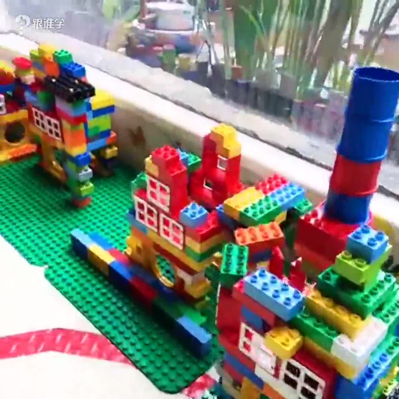 乐高积木:搭建的游乐园翻滚吧,海盗船!热闹起来!视频