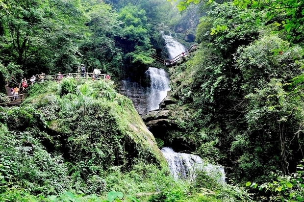 黄龙峡与碧峰峡相依,峡长4公里,最窄处仅30米,陇西河盘旋于峡谷之中