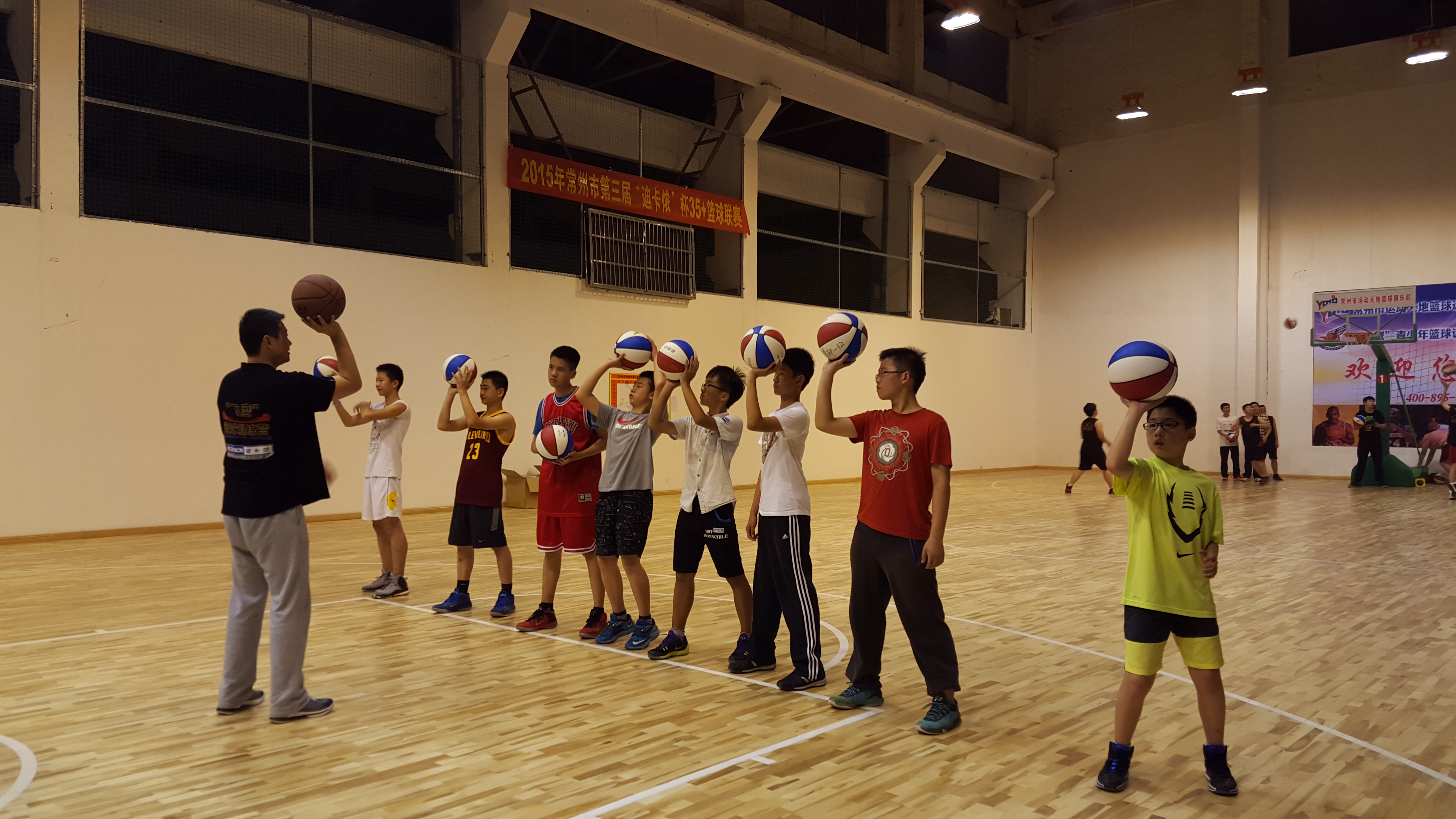 飞鹰青少年篮球训练营