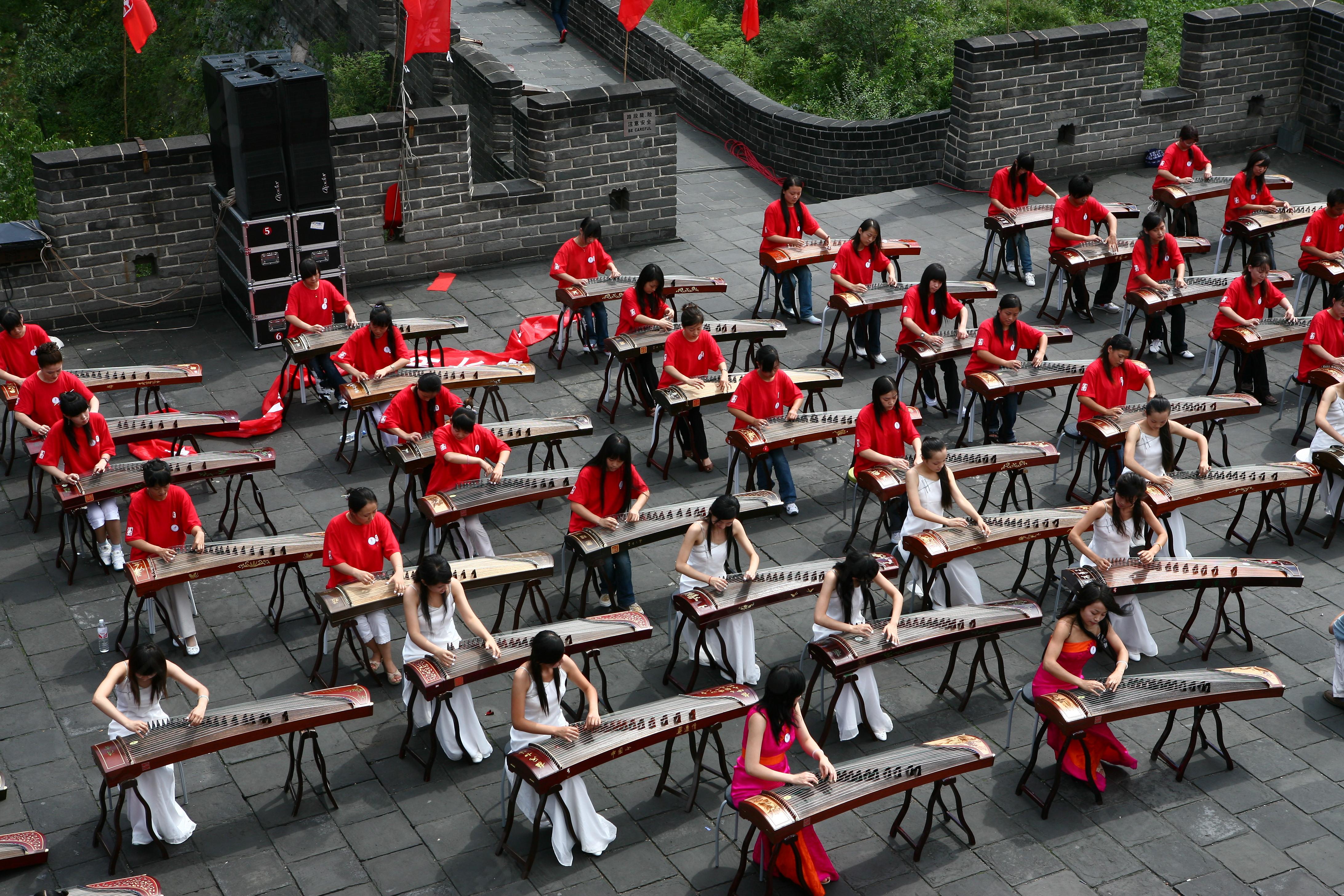 和中筝集团承办的第29届奥运会倒计时一周年长城大型千人民乐表演现场