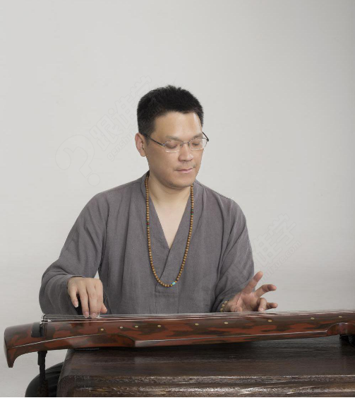 陈成渤,1987年始习琴.初,启蒙于杭州老琴家徐匡华先生